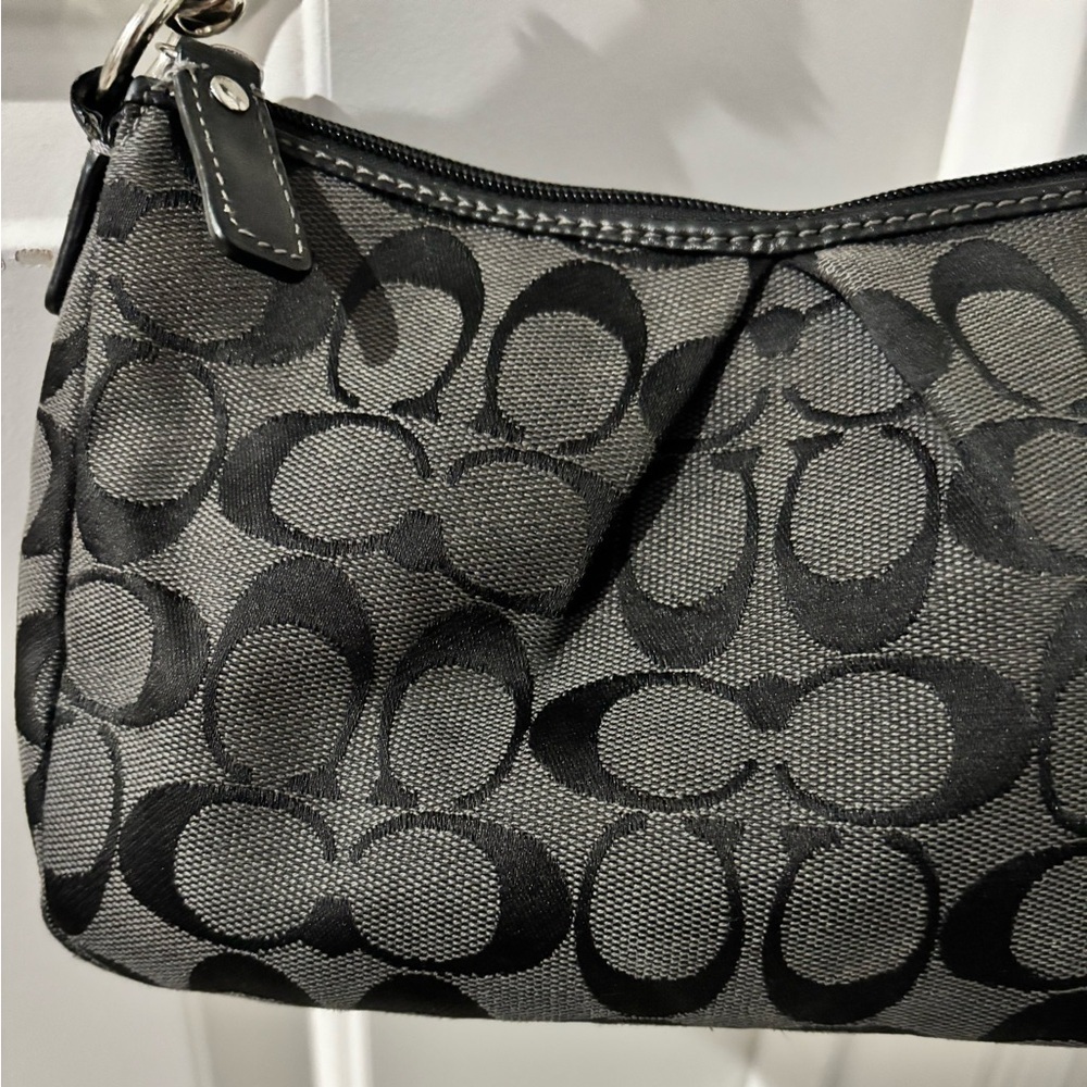 🍎🍎SOLD🍎🍎Coach black signature monogram shoulder bag - Picture 4 of 11